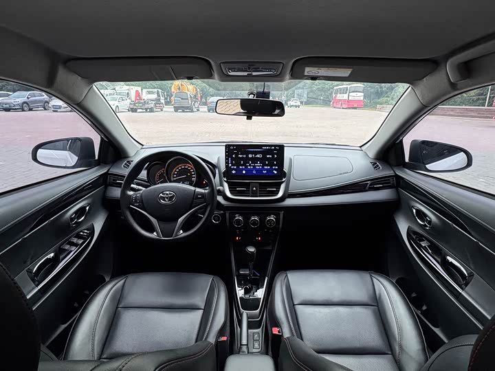 Фото 25 - Toyota Yaris L Hatchback