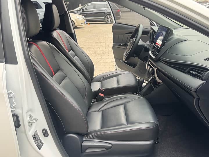 Фото 26 - Toyota Yaris L Hatchback