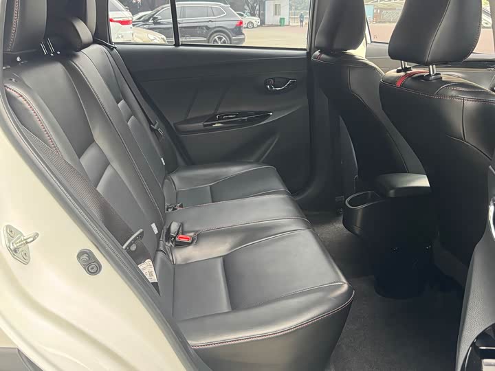 Фото 27 - Toyota Yaris L Hatchback