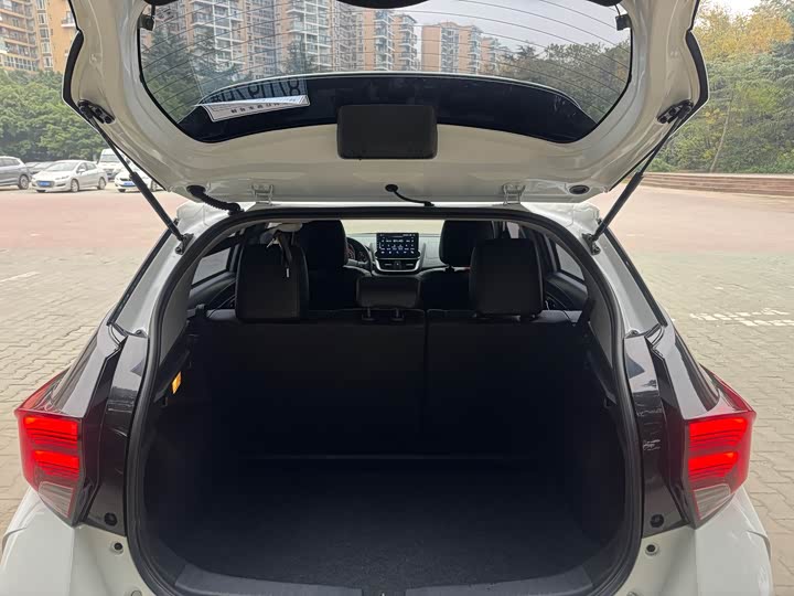 Фото 28 - Toyota Yaris L Hatchback