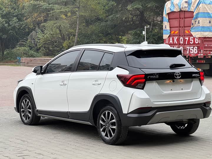 Фото 4 - Toyota Yaris L Hatchback