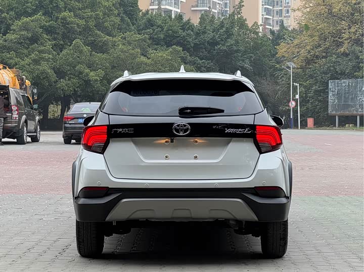 Фото 5 - Toyota Yaris L Hatchback