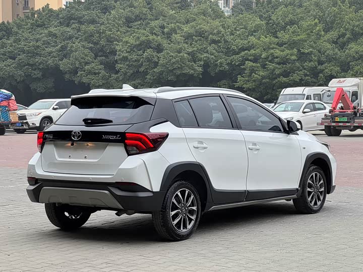 Фото 6 - Toyota Yaris L Hatchback