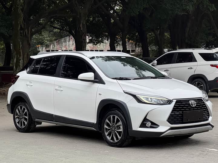 Фото 8 - Toyota Yaris L Hatchback