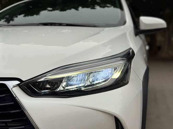 Фото 9 - Toyota Yaris L Hatchback