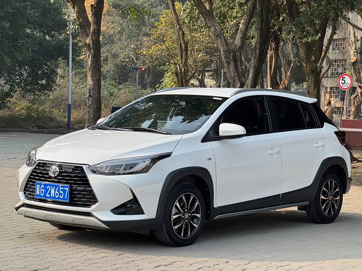 Фото 1 - Toyota Yaris L Hatchback