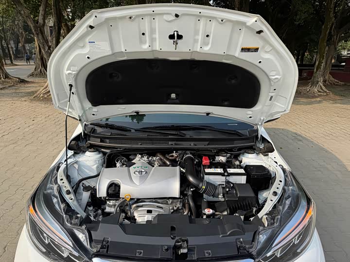 Фото 10 - Toyota Yaris L Hatchback