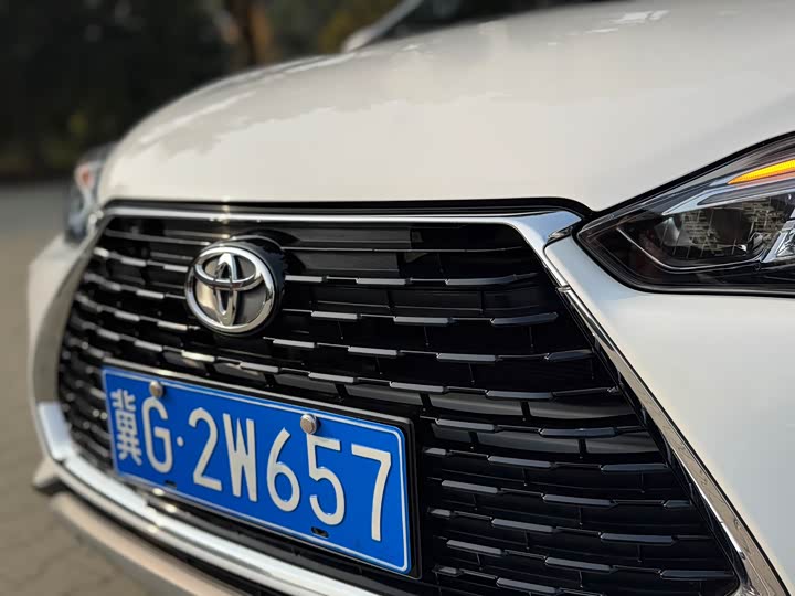 Фото 11 - Toyota Yaris L Hatchback