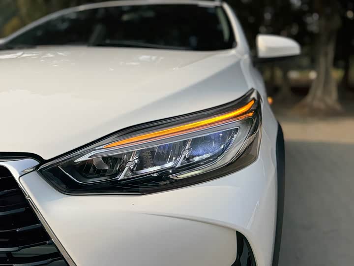 Фото 13 - Toyota Yaris L Hatchback