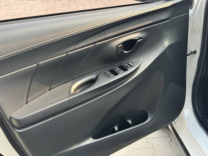 Фото 16 - Toyota Yaris L Hatchback