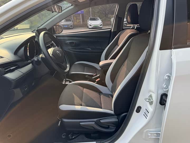 Фото 17 - Toyota Yaris L Hatchback