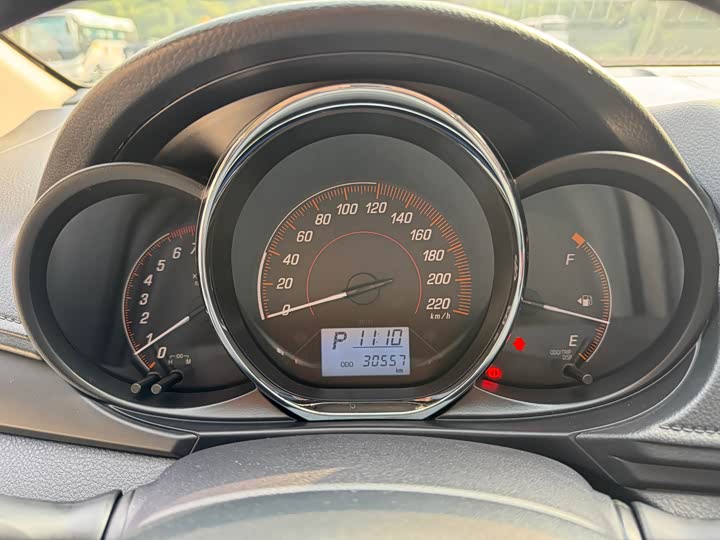 Фото 19 - Toyota Yaris L Hatchback