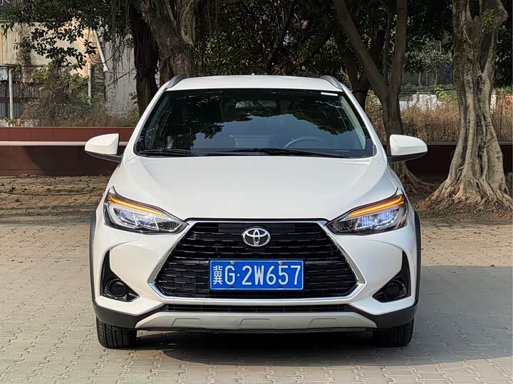 Фото 2 - Toyota Yaris L Hatchback