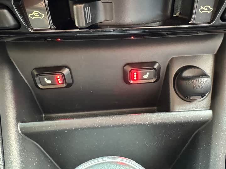 Фото 20 - Toyota Yaris L Hatchback