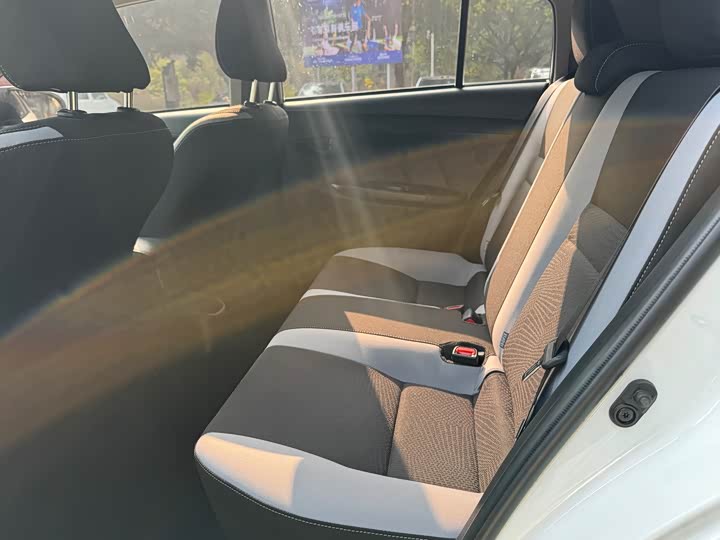 Фото 21 - Toyota Yaris L Hatchback