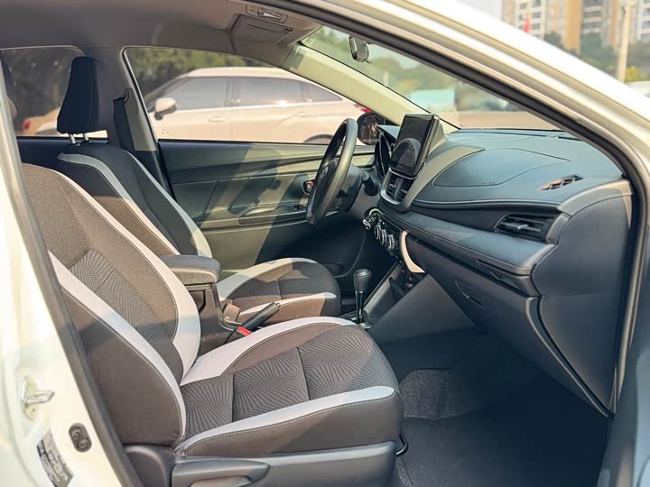 Фото 22 - Toyota Yaris L Hatchback