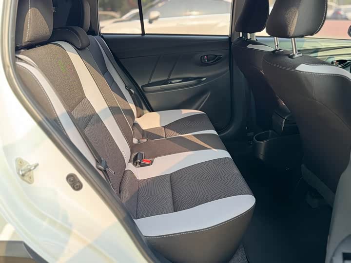 Фото 23 - Toyota Yaris L Hatchback