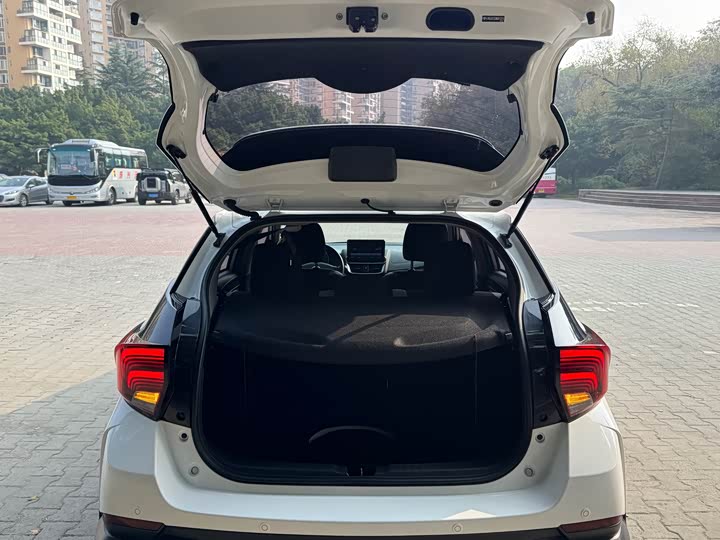 Фото 24 - Toyota Yaris L Hatchback