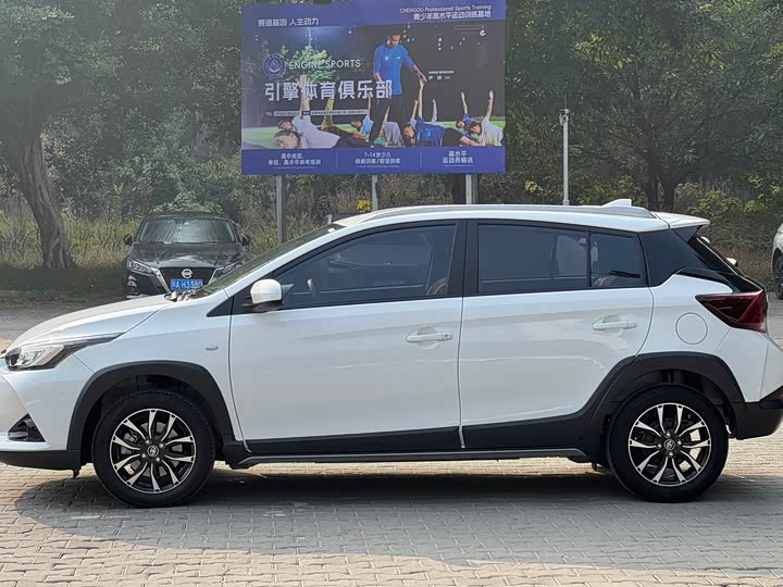 Фото 3 - Toyota Yaris L Hatchback