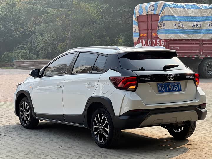 Фото 4 - Toyota Yaris L Hatchback