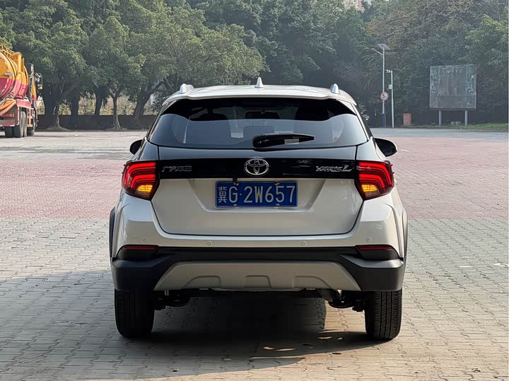 Фото 5 - Toyota Yaris L Hatchback