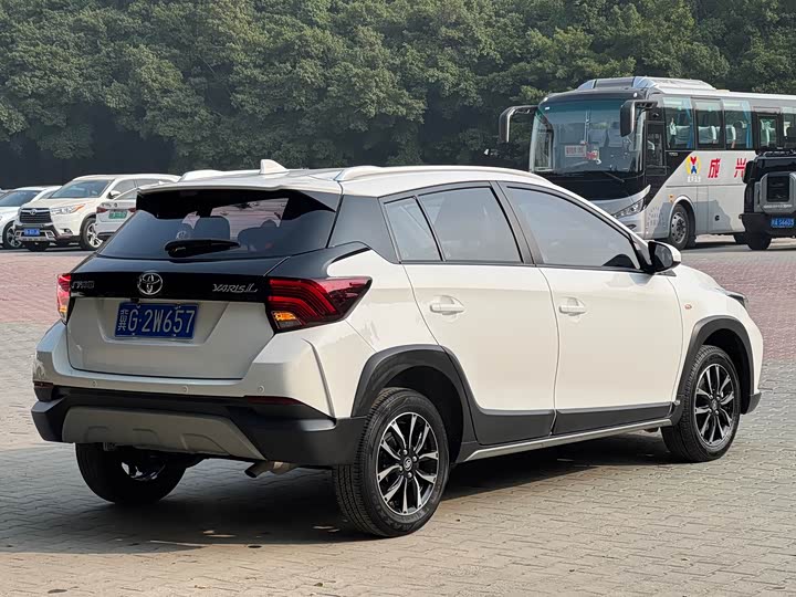 Фото 6 - Toyota Yaris L Hatchback