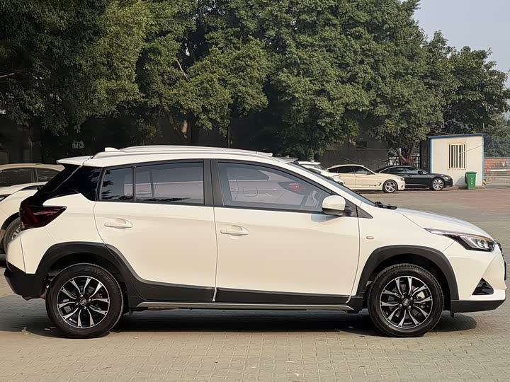 Фото 7 - Toyota Yaris L Hatchback