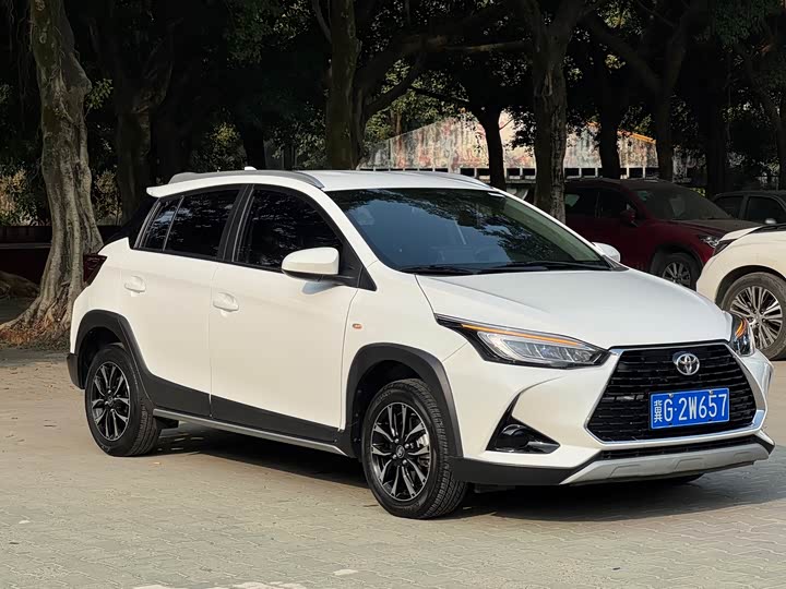 Фото 8 - Toyota Yaris L Hatchback