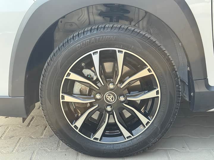 Фото 9 - Toyota Yaris L Hatchback