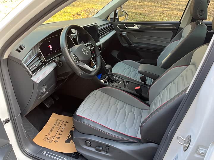 Фото 10 - Volkswagen Tiguan L Hybrid