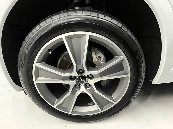 Фото 21 - Audi Q5L