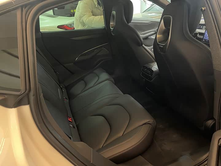 Фото 15 - Xiaomi SU7