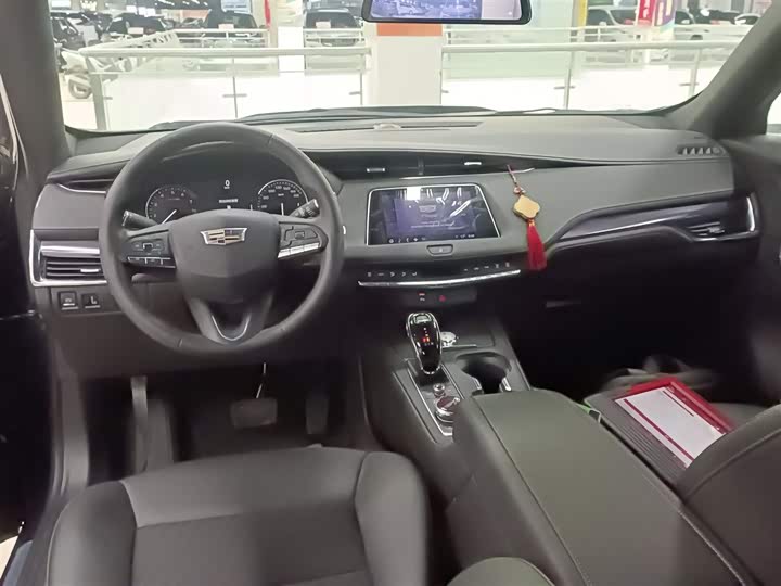 Фото 10 - Cadillac XT4