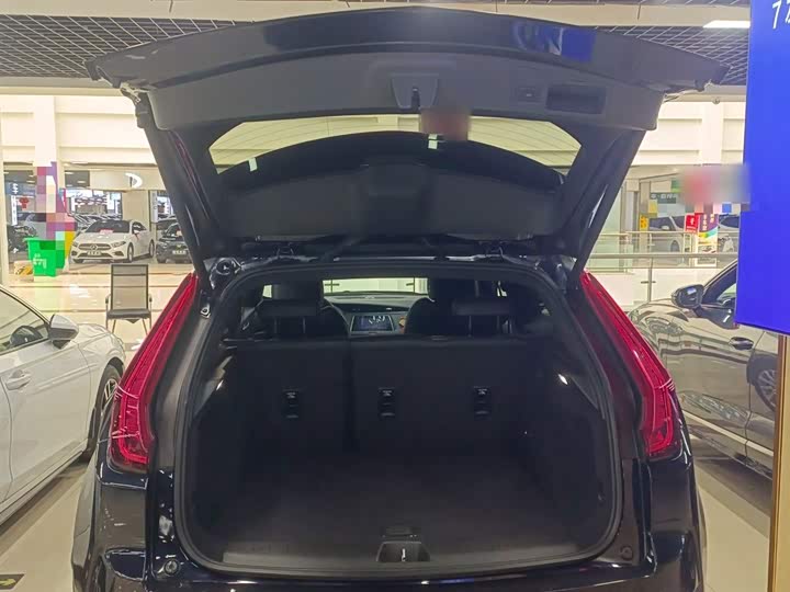 Фото 19 - Cadillac XT4