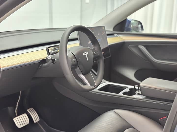 Фото 14 - Tesla Model Y