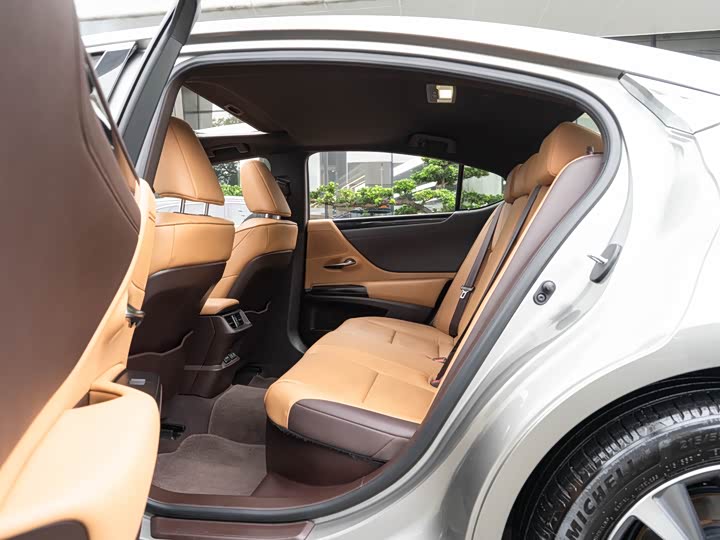 Фото 10 - Lexus ES