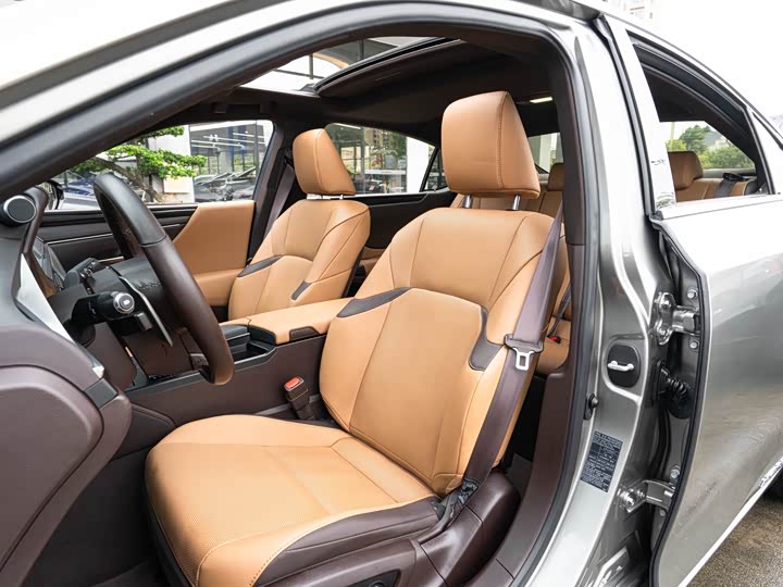 Фото 11 - Lexus ES