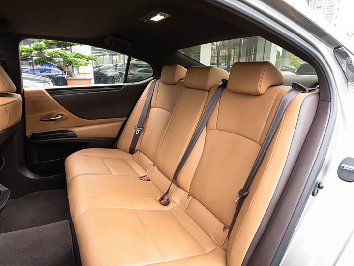 Фото 12 - Lexus ES