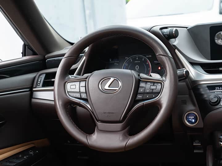 Фото 14 - Lexus ES