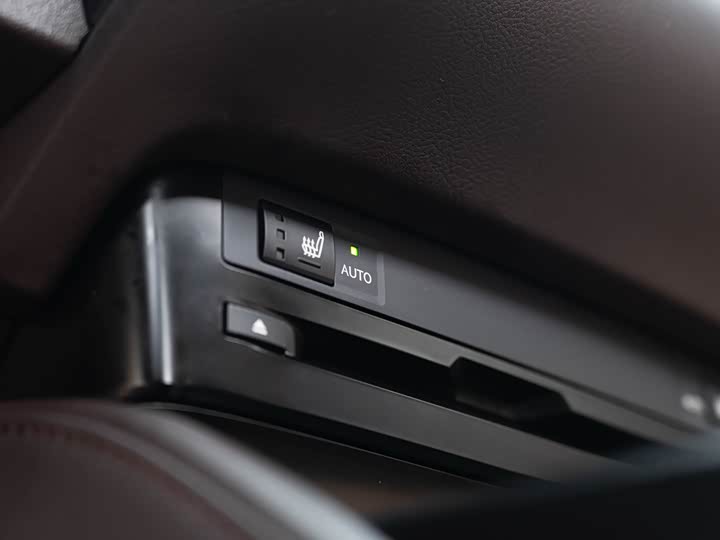 Фото 18 - Lexus ES