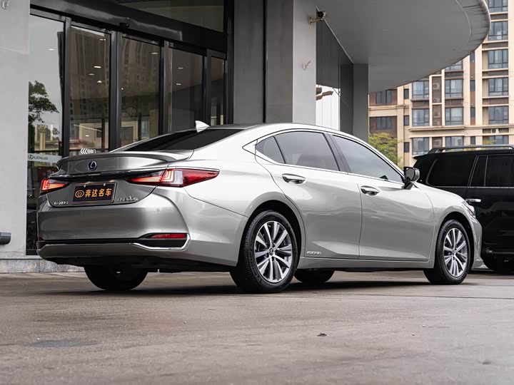 Фото 3 - Lexus ES