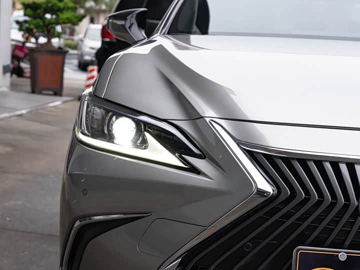 Фото 6 - Lexus ES