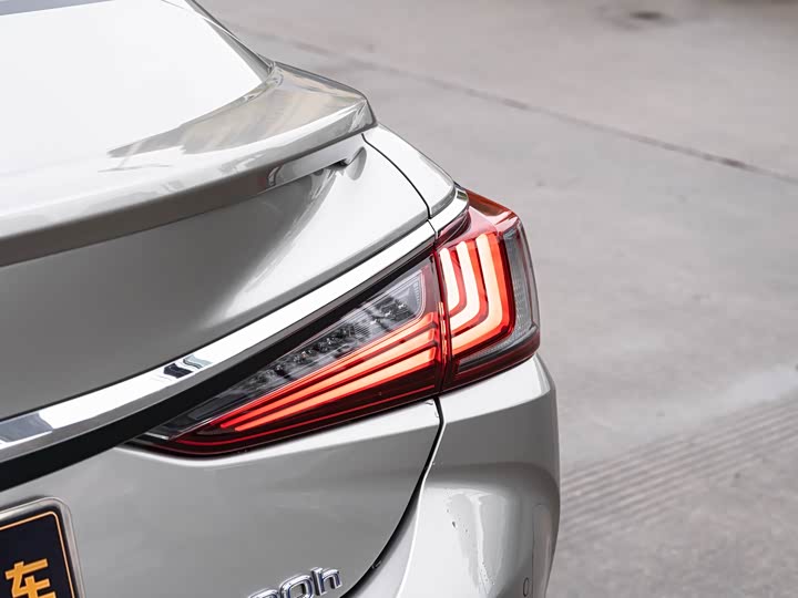 Фото 7 - Lexus ES