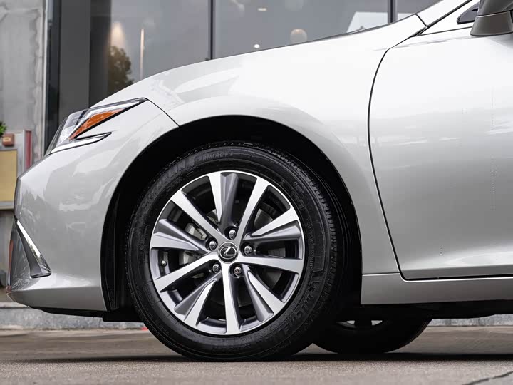 Фото 8 - Lexus ES