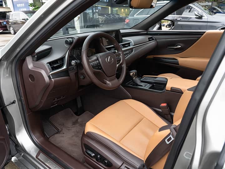 Фото 9 - Lexus ES