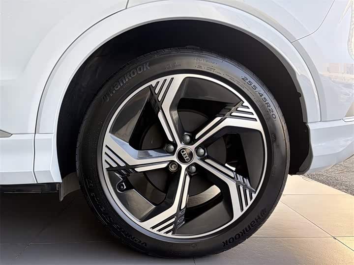 Фото 14 - Audi Q4 e-tron