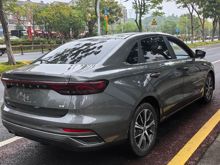 Фото 7 - Geely Emgrand