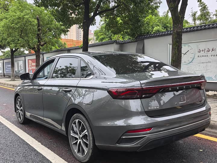 Фото 9 - Geely Emgrand