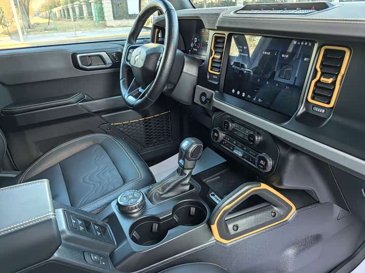 Фото 14 - Ford Bronco