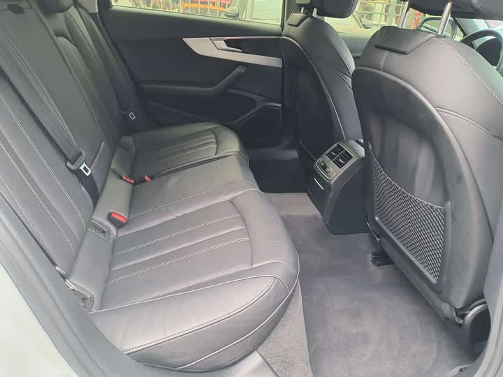 Фото 6 - Audi A4L